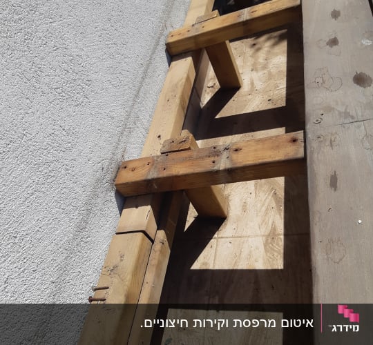 מסגרת עץ צמודה לקיר בטון, ללא איטום נראה לעין